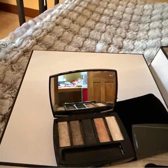 CHANEL Lumière Graphique Eyeshadow Palette - Black and Tan. - Picture 6 of 11